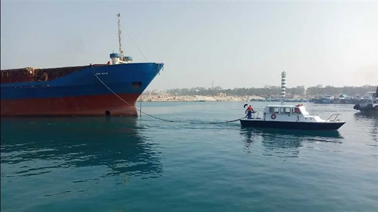 بشكل منتظم.. استئناف حركة الملاحة بميناء العريش البحري بعد تحسن حالة الطقس